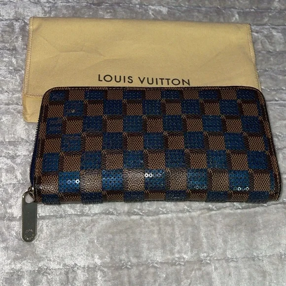 Louis Vuitton Damier Payette wallet excellent condition.. Size 7 1/2 x 4 inches - Picture 3 of 16